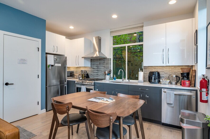 Building Photo - 764A Belmont Pl E