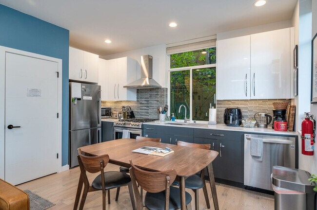 Building Photo - 673 Belmont Pl E