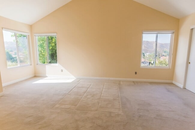 Building Photo - 3-Bedroom Home with Sunroom, Views, and Ga...