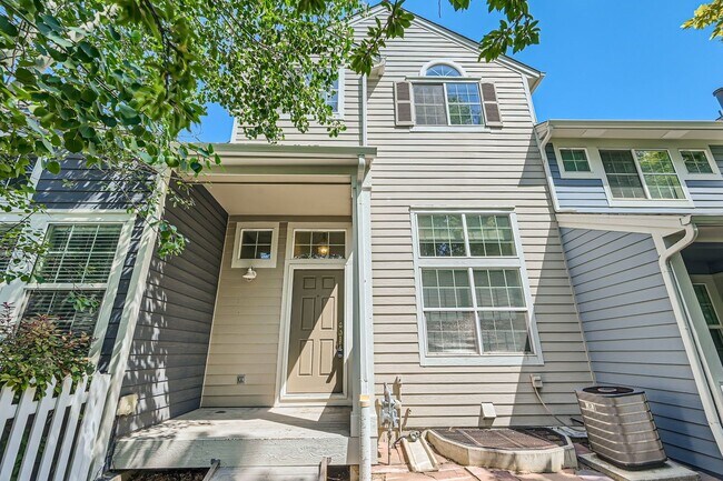 Building Photo - SW Longmont Townhome