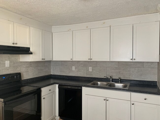 Building Photo - 2 Bedroom House off Memorial Avenue