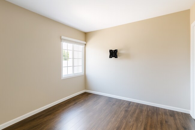 Building Photo - 7 Bed 3 Bath House on Tipton- Great for Big Groups!!