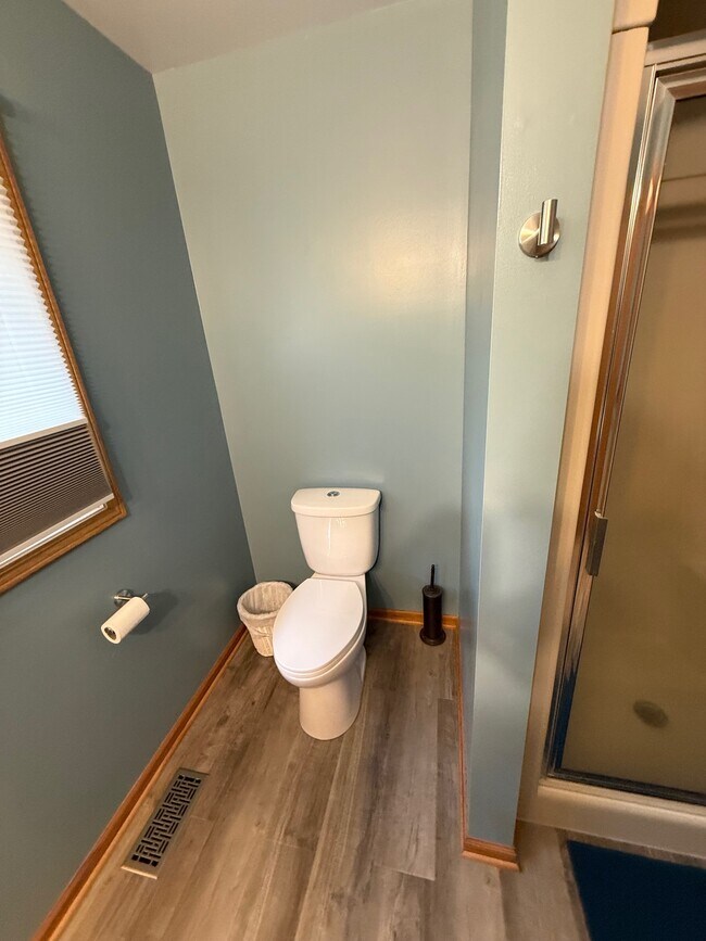 Building Photo - 709 Manor Dr