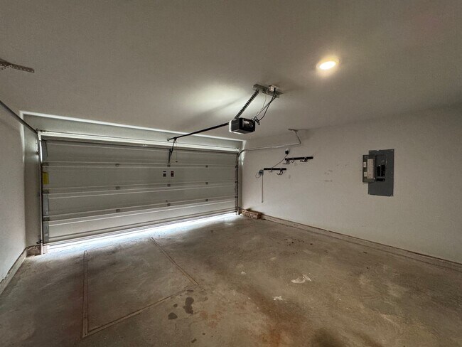 Building Photo - Beautiful 4 Bedroom 2.5 Bathroom Home in Piedmont Schools (Neighborhood Park/Splash Pad)