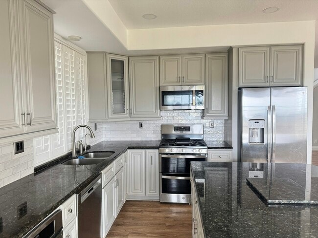 Building Photo - 4 Pastora