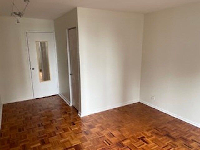 Building Photo - 801 S Plymouth Ct