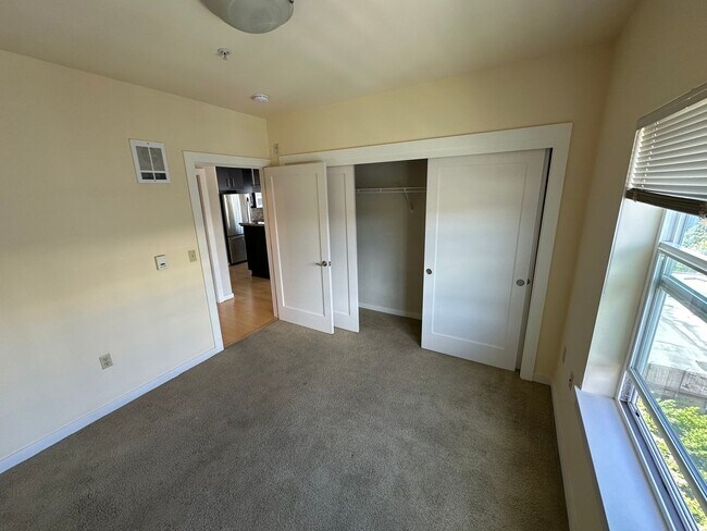Building Photo - Light and Bright Top floor 1bd 1bath Condo!
