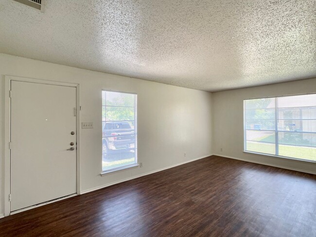 Building Photo - Upgraded 2/1 in South Austin