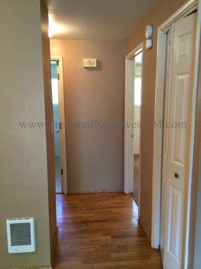 Building Photo - 892 Cornwall Ave