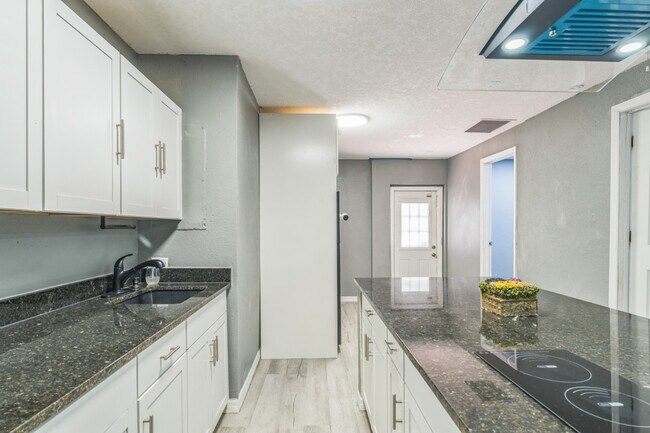 Building Photo - 465 Rio Grande Ln