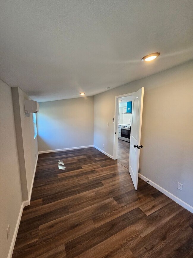 Building Photo - 2 Bedroom 2 bath home in Strawberry Plains/Knoxville with large garage, available Now!