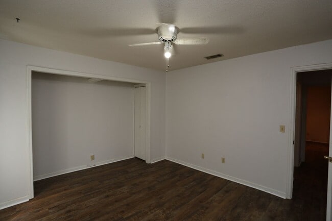 Building Photo - 2 Bedroom townhome