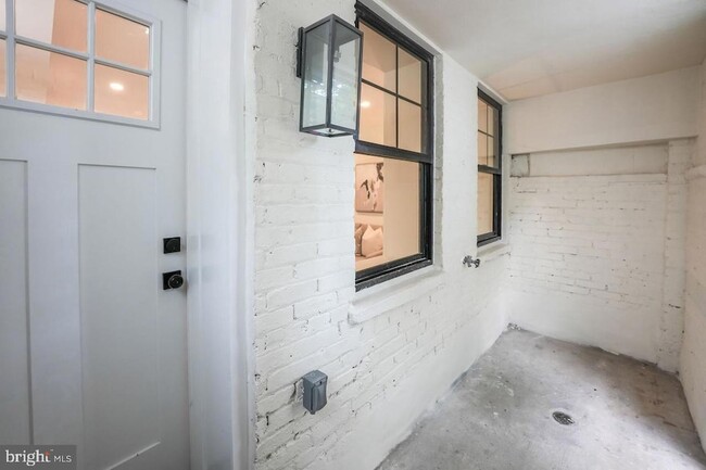Building Photo - 812 6th St NE