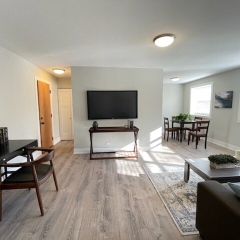 Building Photo - 548 W Surf St