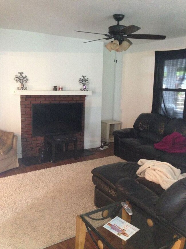 Building Photo - Luxury Rental - South Side