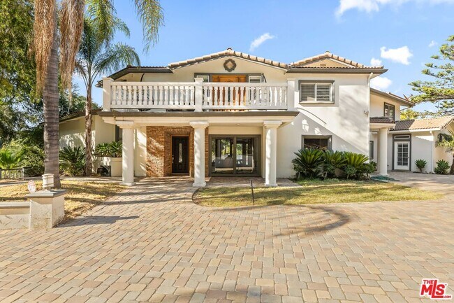 Building Photo - 3200 Oakley Dr