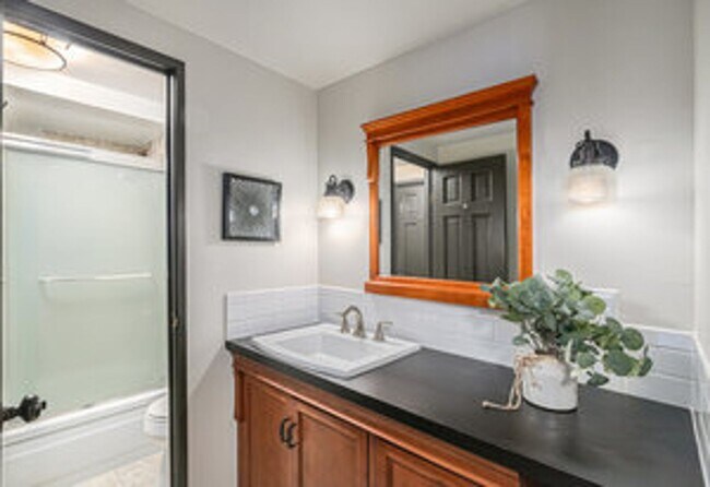 Building Photo - Cute 2 Bed Furnished Condo in Old Town