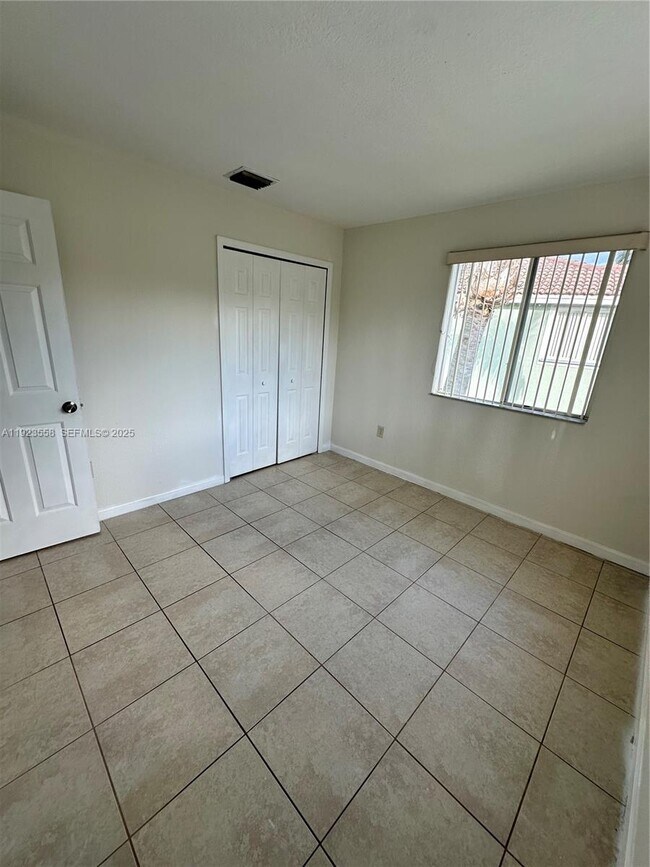 Building Photo - 1529 SE 24th Ct