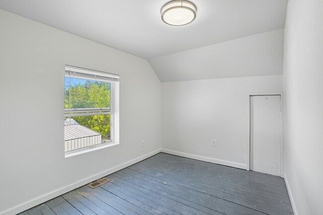 Building Photo - 2409 E Queen Ave