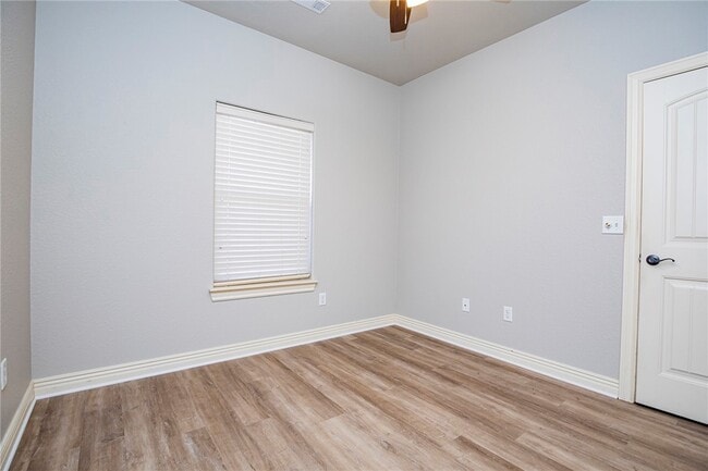 Building Photo - 2715 Vanike Dr