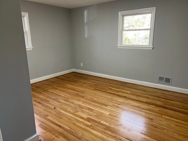 Building Photo - Renovated Rambler Close to METRO, Parks, &...