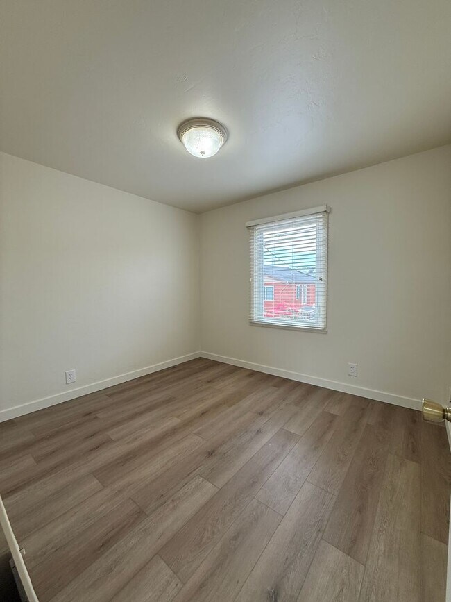 Building Photo - 622 Tamarack Ln