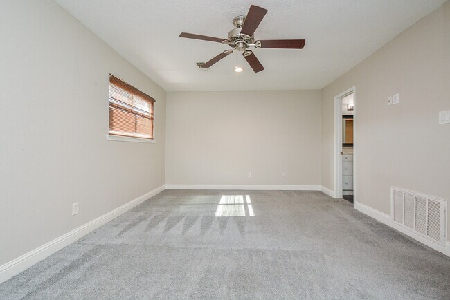 Building Photo - 13859 Hollowgreen Dr