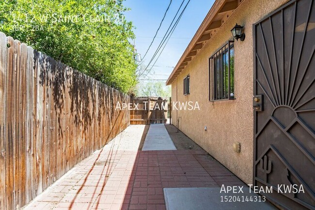 Building Photo - $1495- Lovely 3 Bed /2 Bath Duplex near Si...