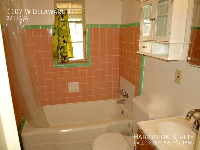 Building Photo - 1107 W Delaware St