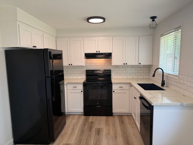 Building Photo - Updated 2 bedroom 1 bath duplex!