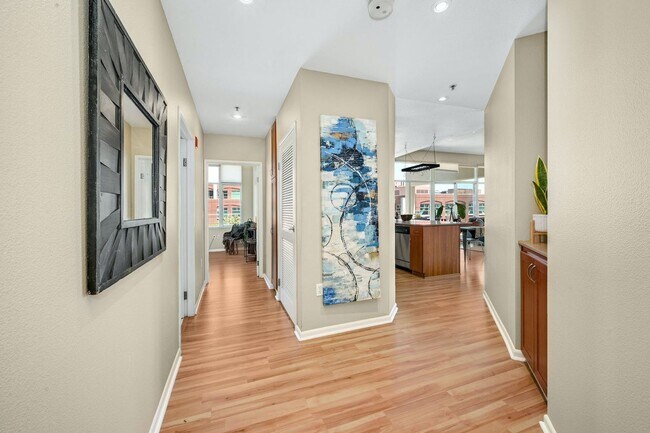 Building Photo - Bright 2 bedroom with open floor plan and spacious terrace!