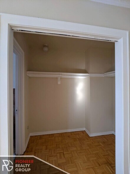 Building Photo - 739 W Belmont Ave