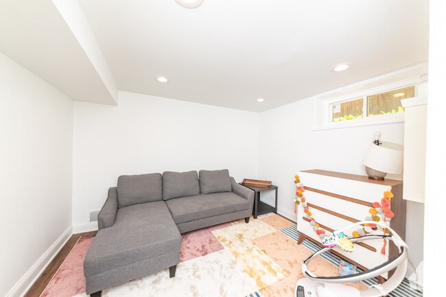 Building Photo - 6114 N Lenox Ave