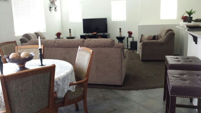 Building Photo - 2 bedroom /2 bath with a garage located in the  Popular Muirfield Village Townhomes