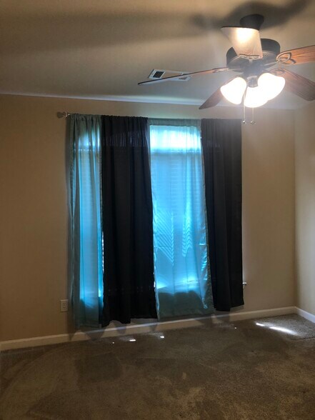 Building Photo - 70 Chateaus Ln