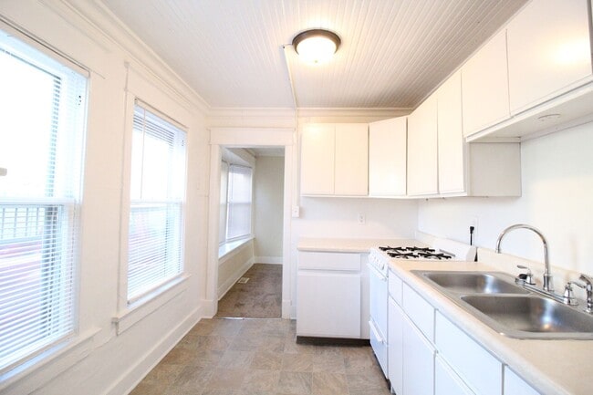 Building Photo - December FREE On This 1 Bedroom 1 Bath House Near KU Med & Westport