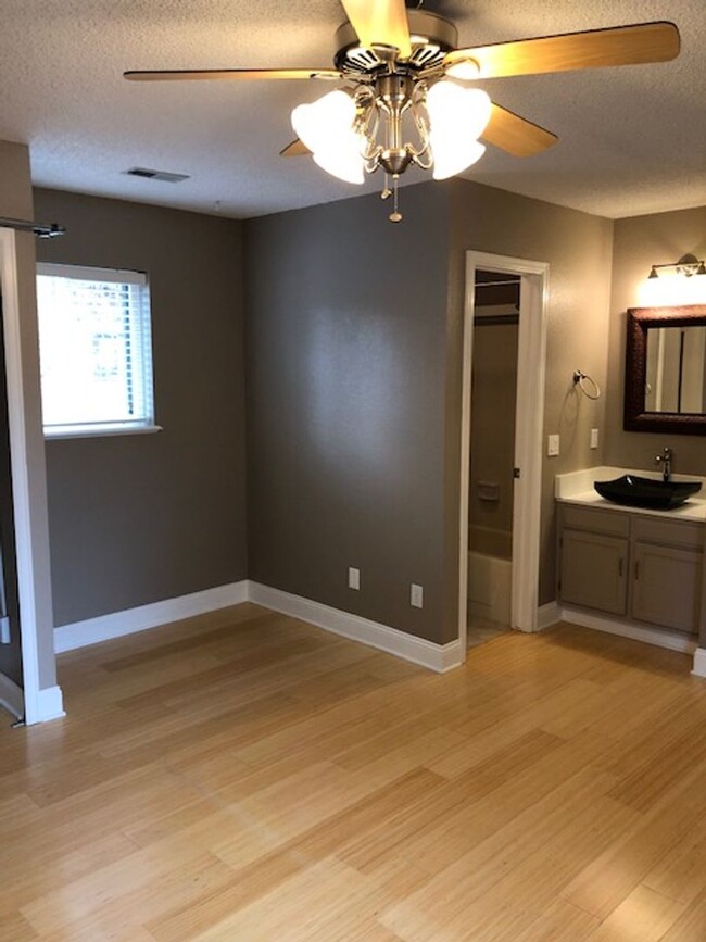 Building Photo - Updated Gunbarrel Condo - AVAIL NOW