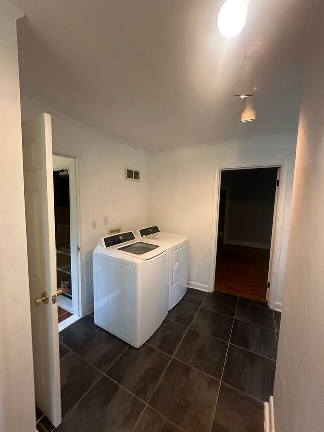 Building Photo - Gorgeous 3 Bed 2 Bath Haymount Home