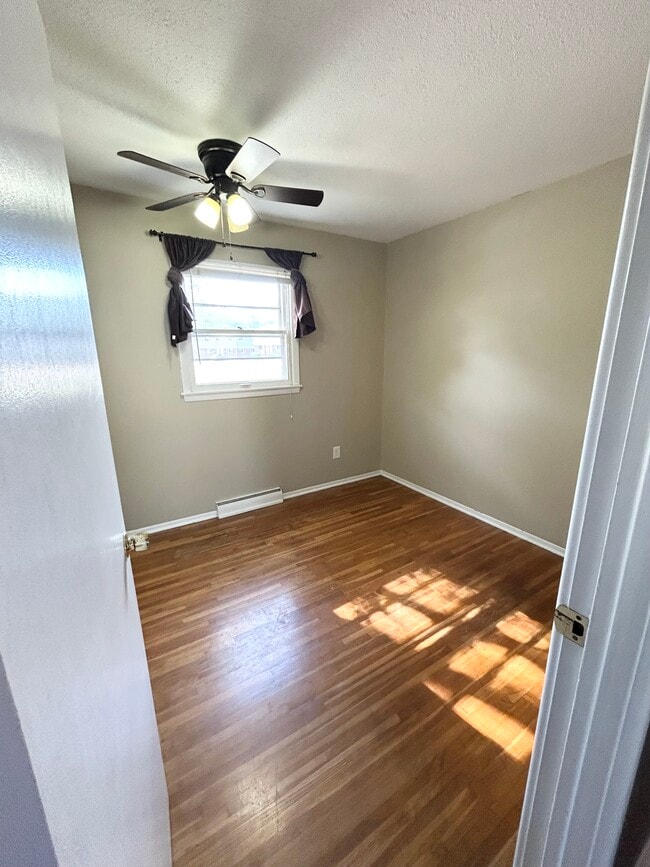 Building Photo - 908 Hillside Dr