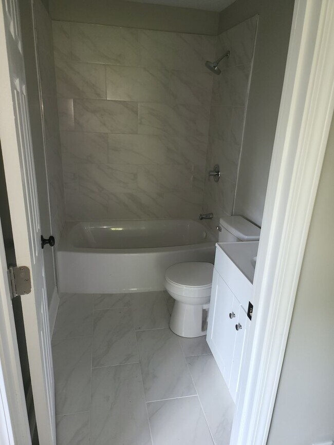 Building Photo - Remodeled 3BR home minutes from Uptown Cha...