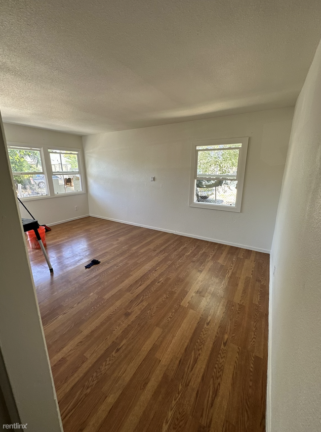 Building Photo - 1 br, 1 bath Triplex - 358 Gould Street 358