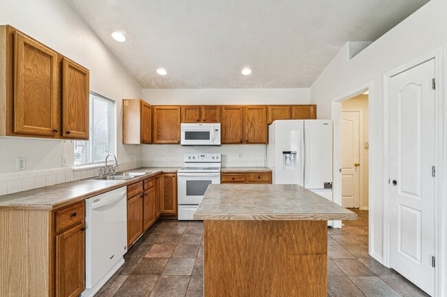 Building Photo - 13402 W Persimmon St