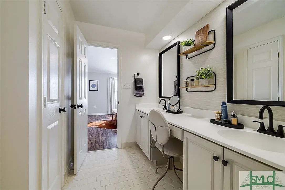 Building Photo - 165 Village Lake Dr