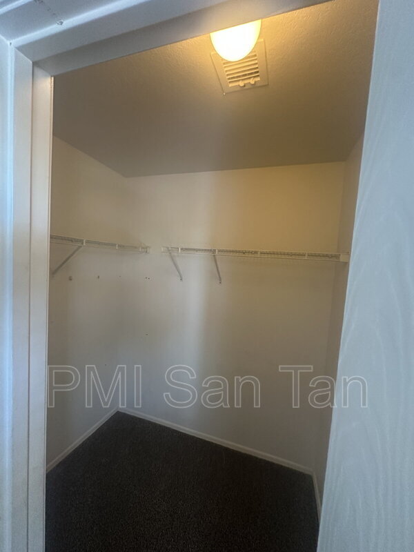 Building Photo - 941 E Denim Trail