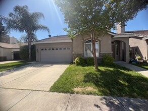 Building Photo - Beautiful 4 Bedroom, 2 Bath Home