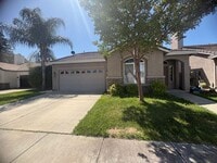 Building Photo - Beautiful 4 Bedroom, 2 Bath Home