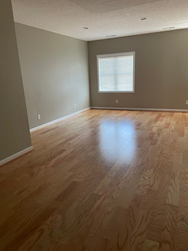 Building Photo - 696 Wyndhurst Dr