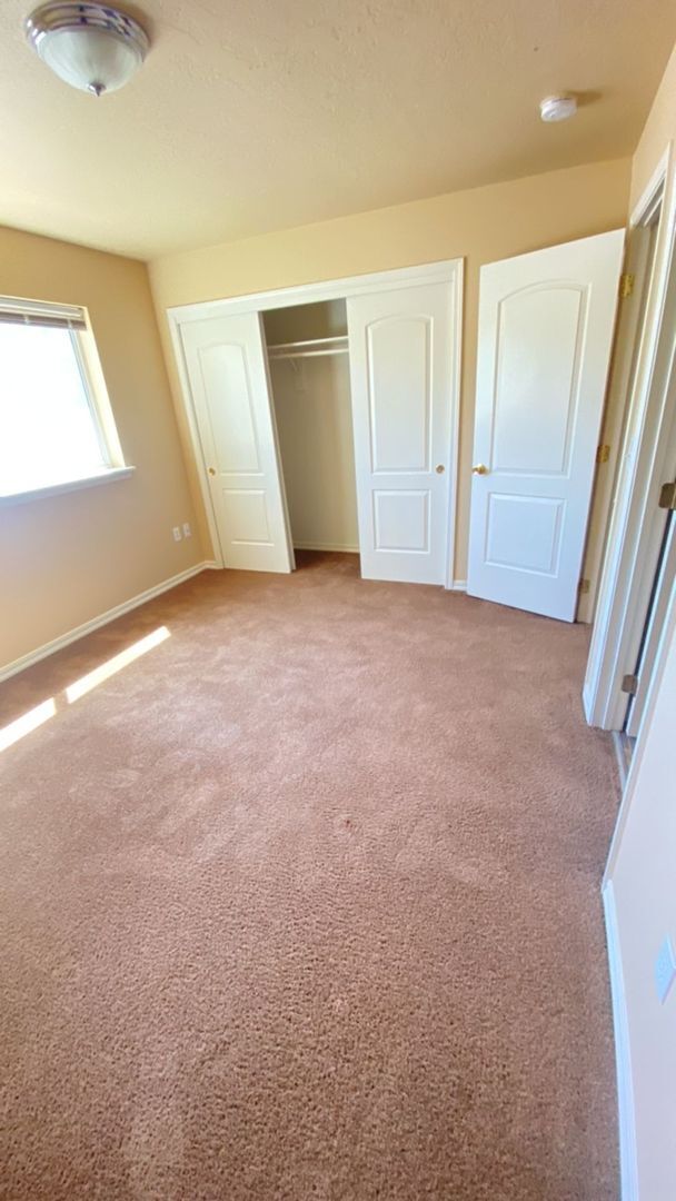 Building Photo - Townhome In A Great Location