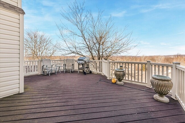 Building Photo - Avaible now, 3B/2.5B Townhome in Whiteland Woods!