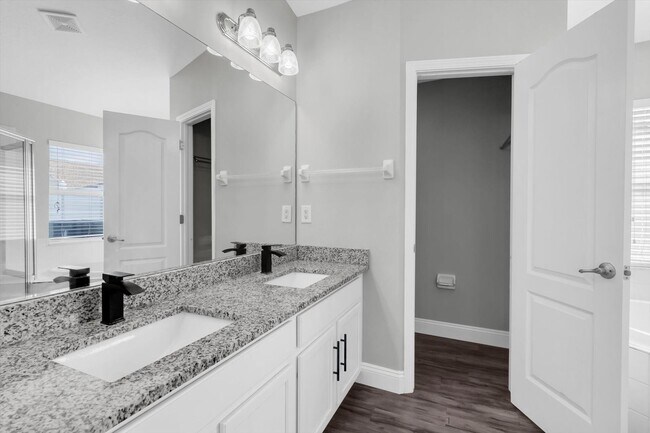Building Photo - Spacious Renovated 4-Bedroom Home in Land O’ Lakes Near Veterans Expressway